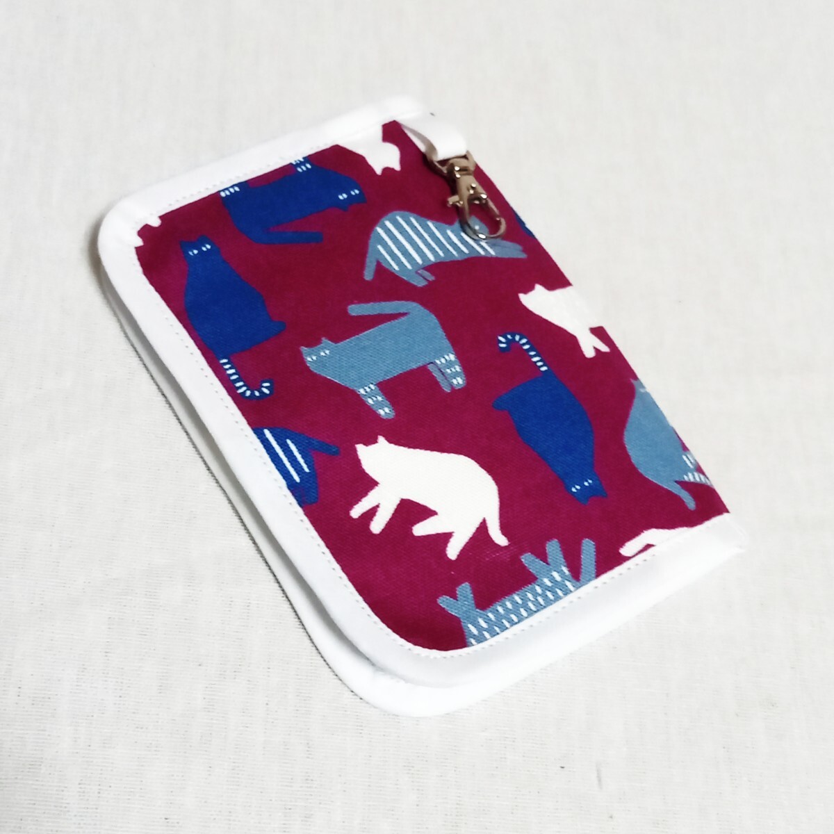 手作り☆手帳カバー(小)☆エンジ地に青白水色のねこちゃん柄☆白拍卖