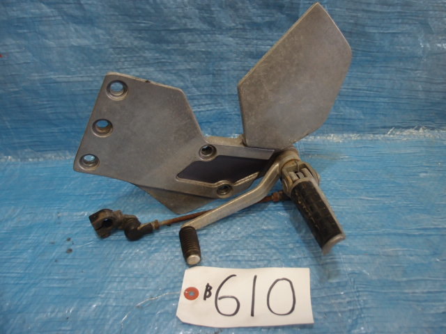 ザンザス(ZR400D)左ステップとシフトペダル 車両一台分解体の部品多数出品です。 拍卖