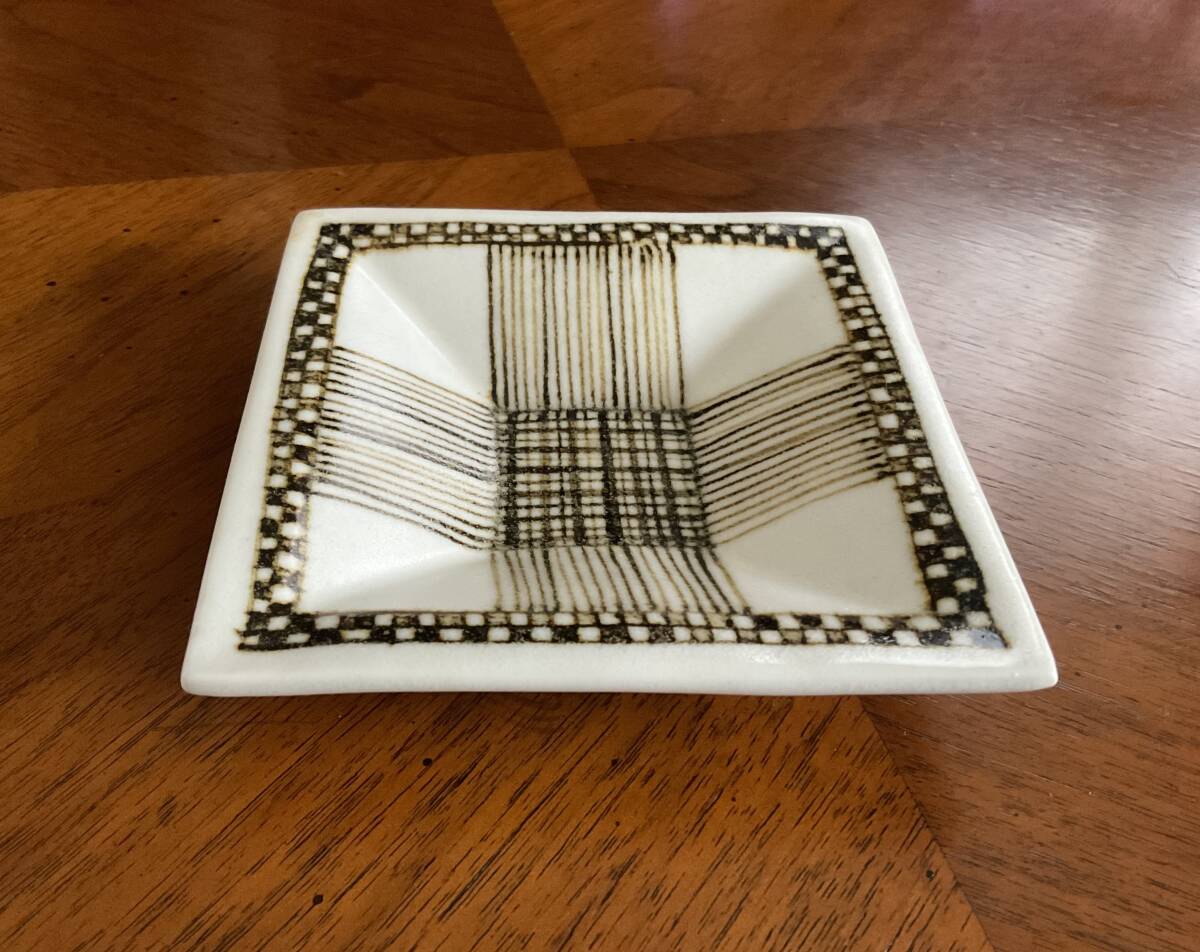 笠間焼き ちょっと可愛い小皿 スクエアで少し立体拍卖