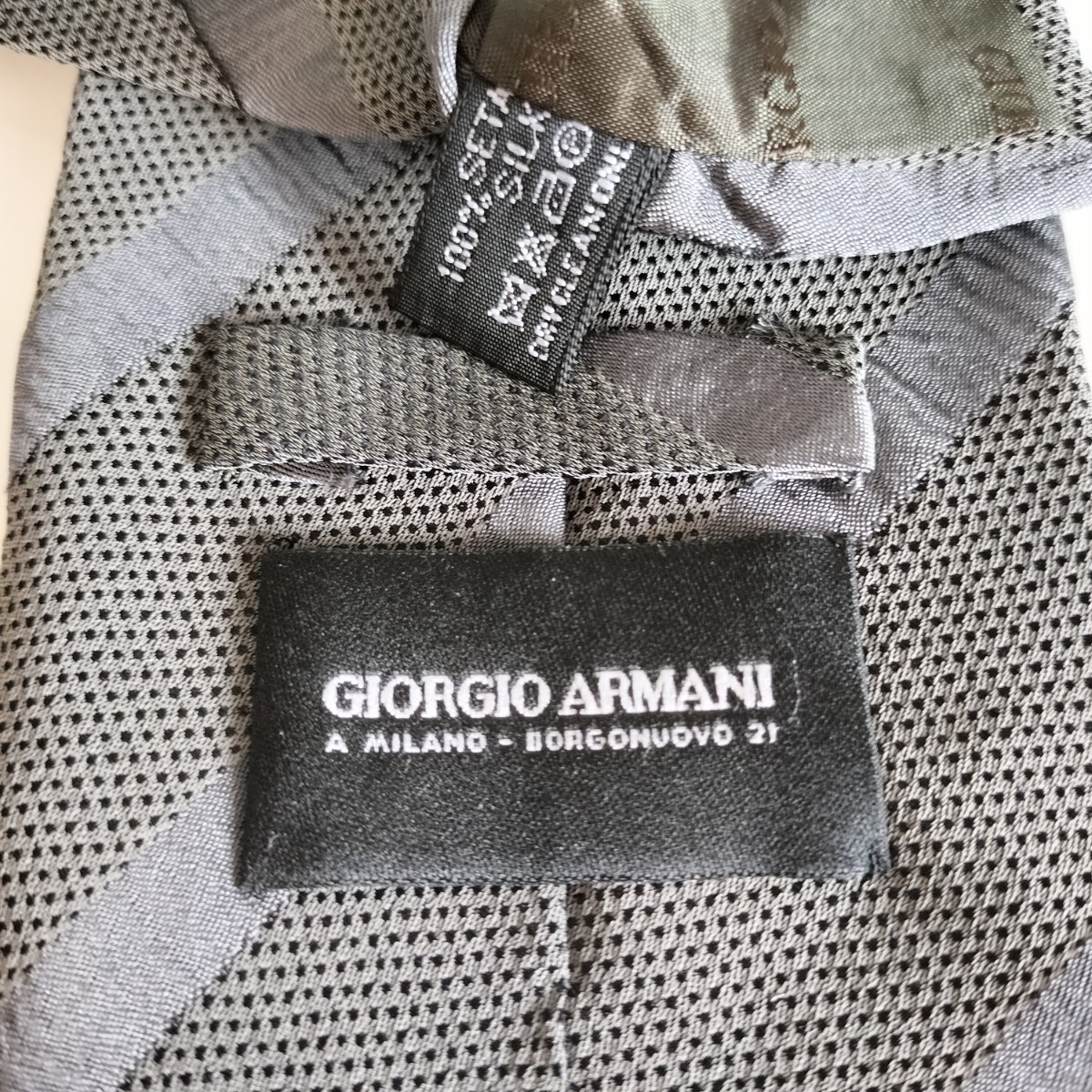 GIORGIO ARMANI(ジョルジオアルマーニ)黒グレーストライプネクタイ拍卖