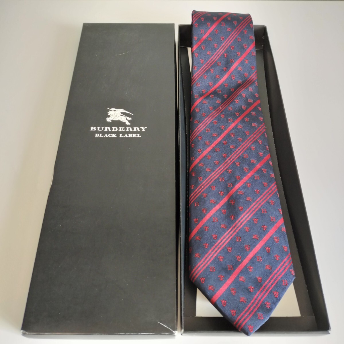 BURBERRY BLACK LABEL(バーバリーブラックレーベル)紺赤ホースロゴストライプネクタイ拍卖