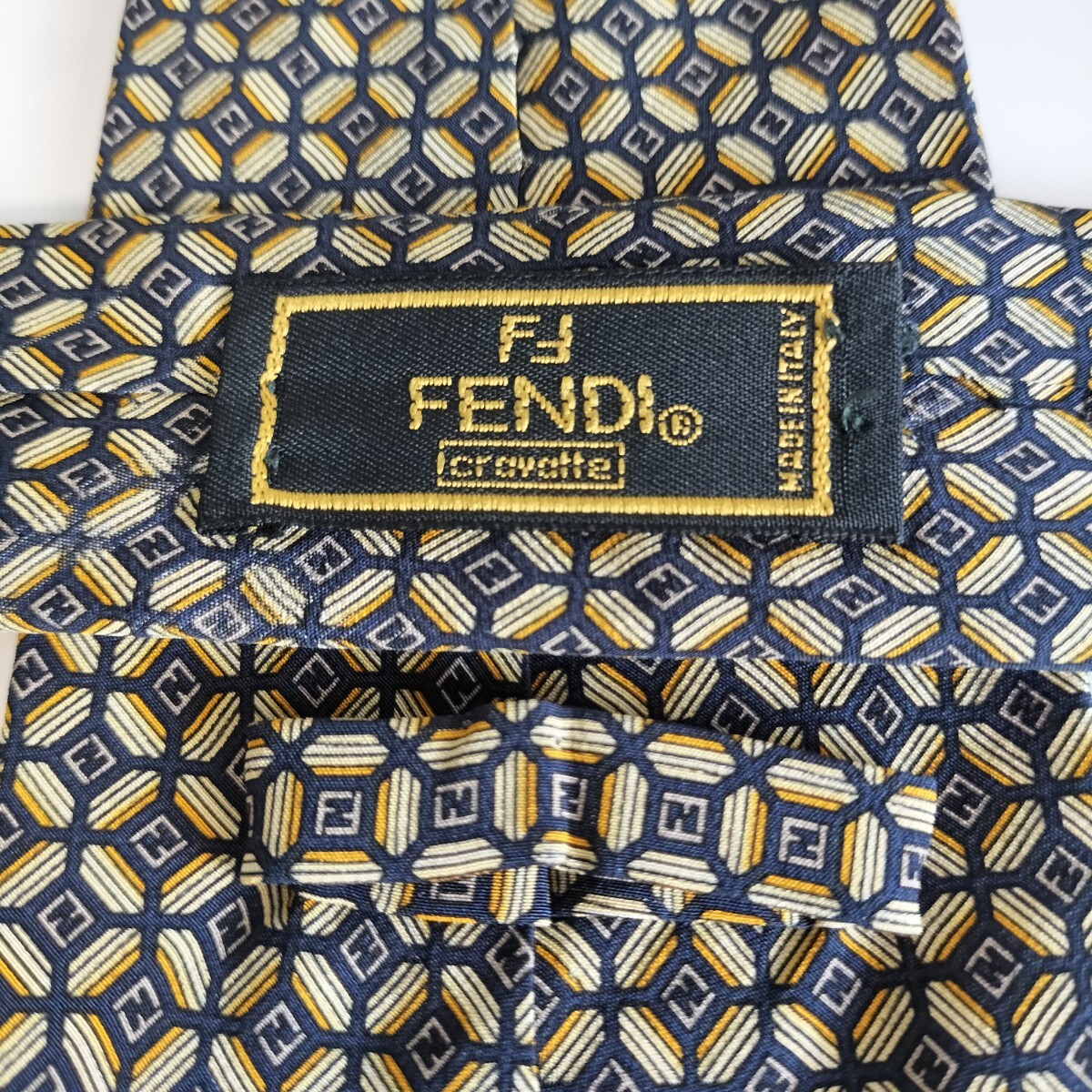 FENDI(フェンディ)黒ゴールドミニスクエアズッカ柄ネクタイ拍卖