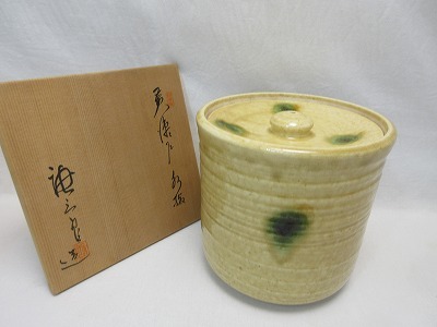J04365 【 ほぼ未使用 茶道具 加藤唐三郎作 黄瀬戸 水指 塗蓋 陶印 共箱 】 検) 作家物 水屋道具 水差 茶懐石 茶器 茶具 茶事 茶会 ⅱ拍卖