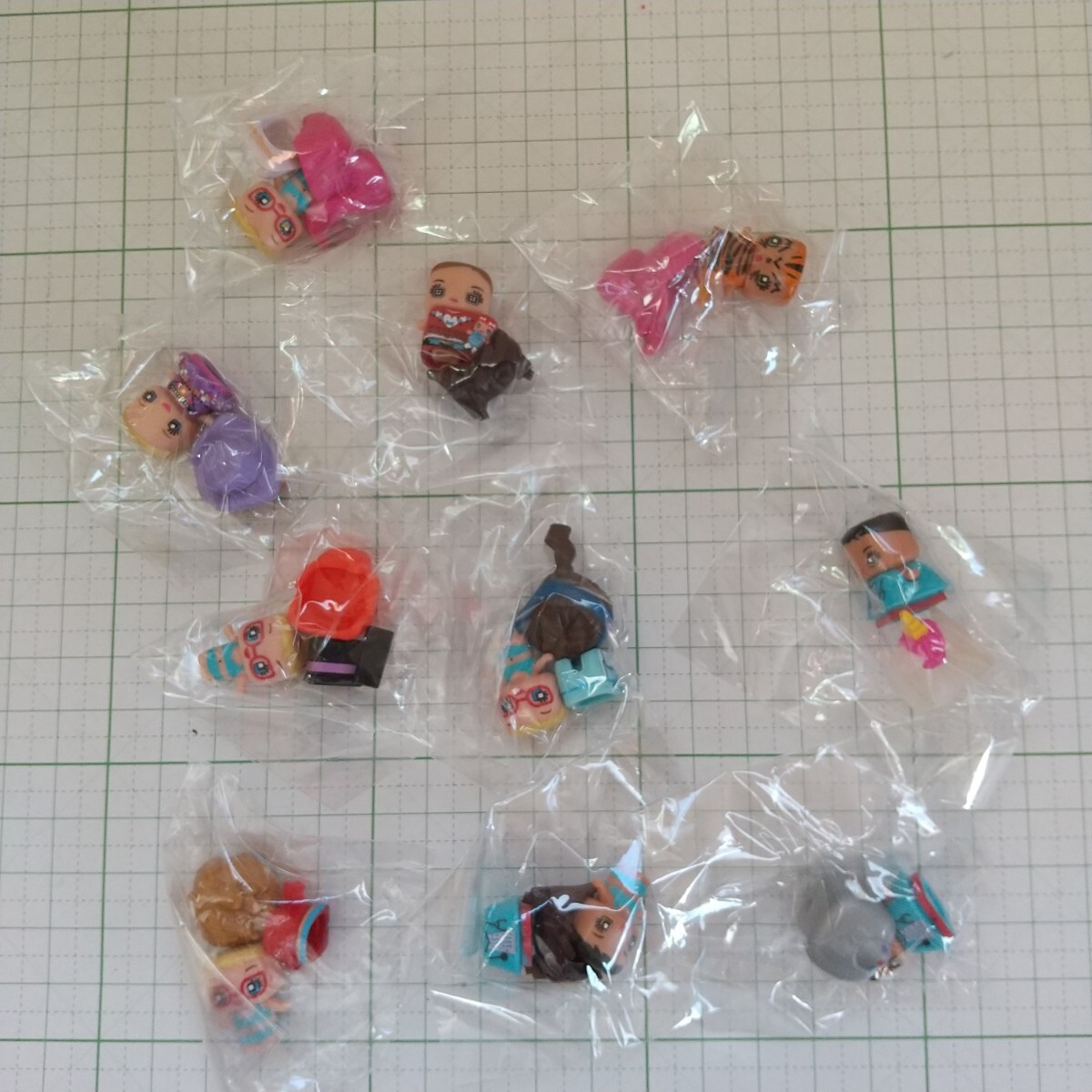着せ替え人形 10個セット ミニフィギュア 組み換え 女の子 かわいい ミニチュア カラフル パズル拍卖