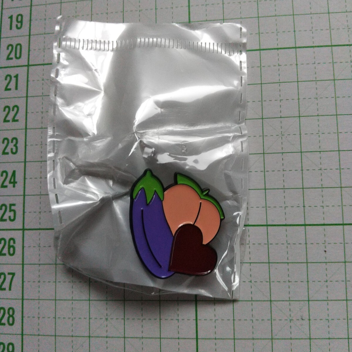 セクシー ピーチ ナス 桃 ピンバッジ 秘宝館 エロ シルエット ヌード ジョーク ハート拍卖