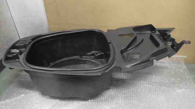 トリシティ125 SE82J-005xxx の メットインボックス *1717728474 中古拍卖