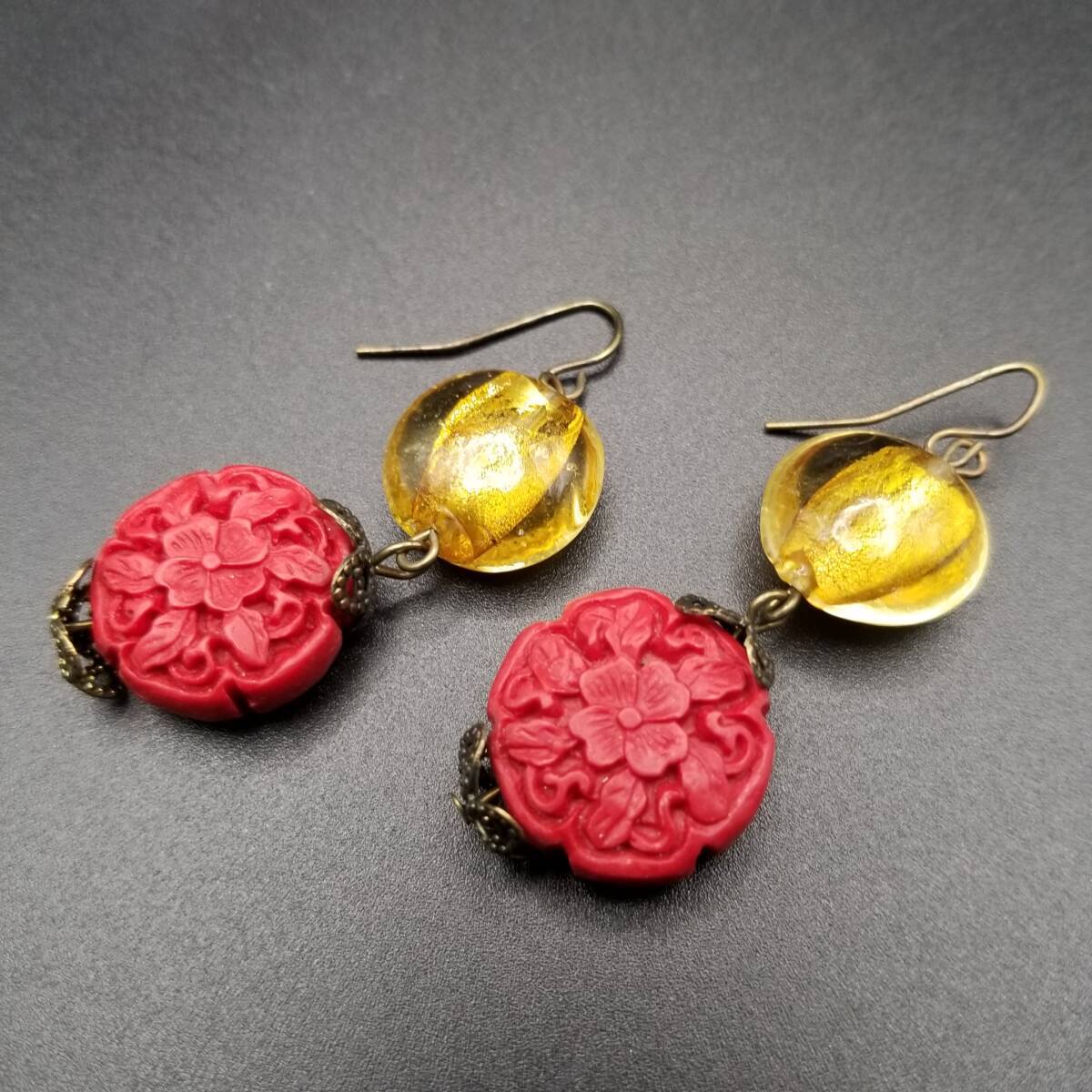 辰砂 フラワー彫刻 ラウンドイエロー ストーンチャーム ヴィンテージ ピアス Carved Cinnabar Floral earrings 赤い花 Y16-O拍卖