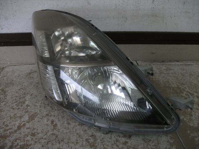 ANM10 アイシス 右ヘッドライト(101379)拍卖