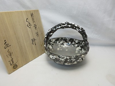 604788 【 ほぼ未使用 茶道具 橋本永豊作 乾山写 雪笹 手鉢 陶印 共箱 】 検)作家物 在銘 茶器 盛鉢 菓子入れ 茶事 茶会 お点前 茶器 ⅲ拍卖