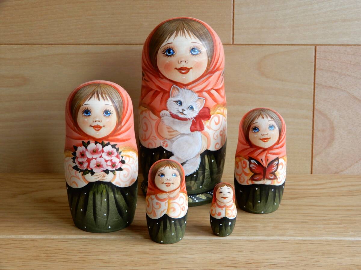 ★ロシア雑貨 コブロフ工房 スベトラーナ・カバノヴァ マトリョーシカ ~ 珊瑚朱色のプラトーク 作家もの matryoshka nesting dolls拍卖