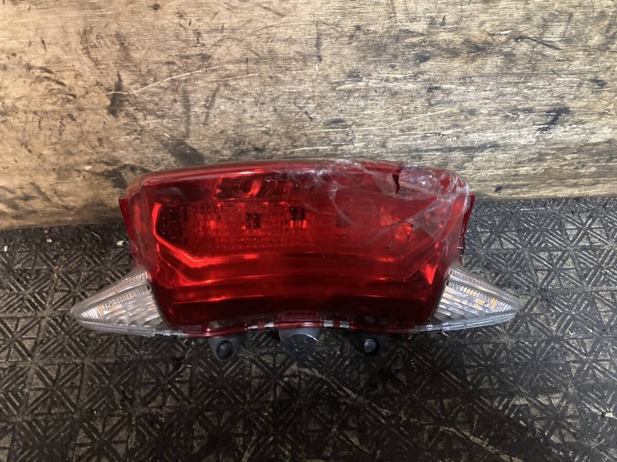 ☆実働車取り外し☆ HONDA PCX125 JF56 テールランプ(割れあり) 神戸発 A186-11拍卖