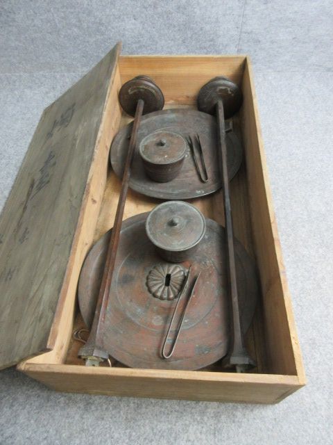 【政】33555 宣徳銅燭台1対セット 箱入 灯籠 ローソク立 行燈 骨董 古物拍卖