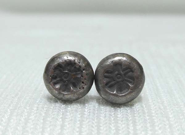 いぶし銀なタイ山岳民族の手作りピアス<17>拍卖