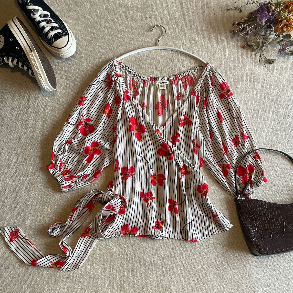 ビラボン ブラウス カシュクール レディースSサイズ トップス オフショルダー 花柄 未使用 美品 BILLABONG ラップ カットソー拍卖