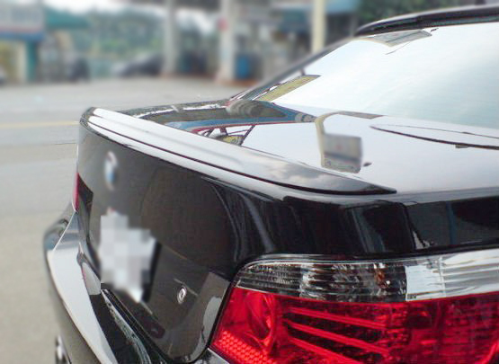 *在庫有即発送* 2004-2010 BMW 5シリーズ E60 セダン エアロ 未塗装の素地 リアスポイラー トランクスポイラー M5 TYPE ABSの材質拍卖