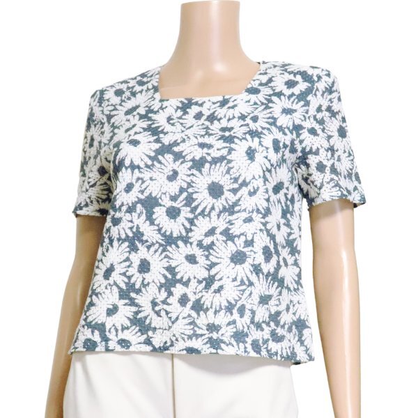 美品/シャレブラン Chalet Blanc コットンカットソー 表記 9号 M 相当 白 青 花柄 カットワークレース 爽やか 春 夏 トップス レディース拍卖