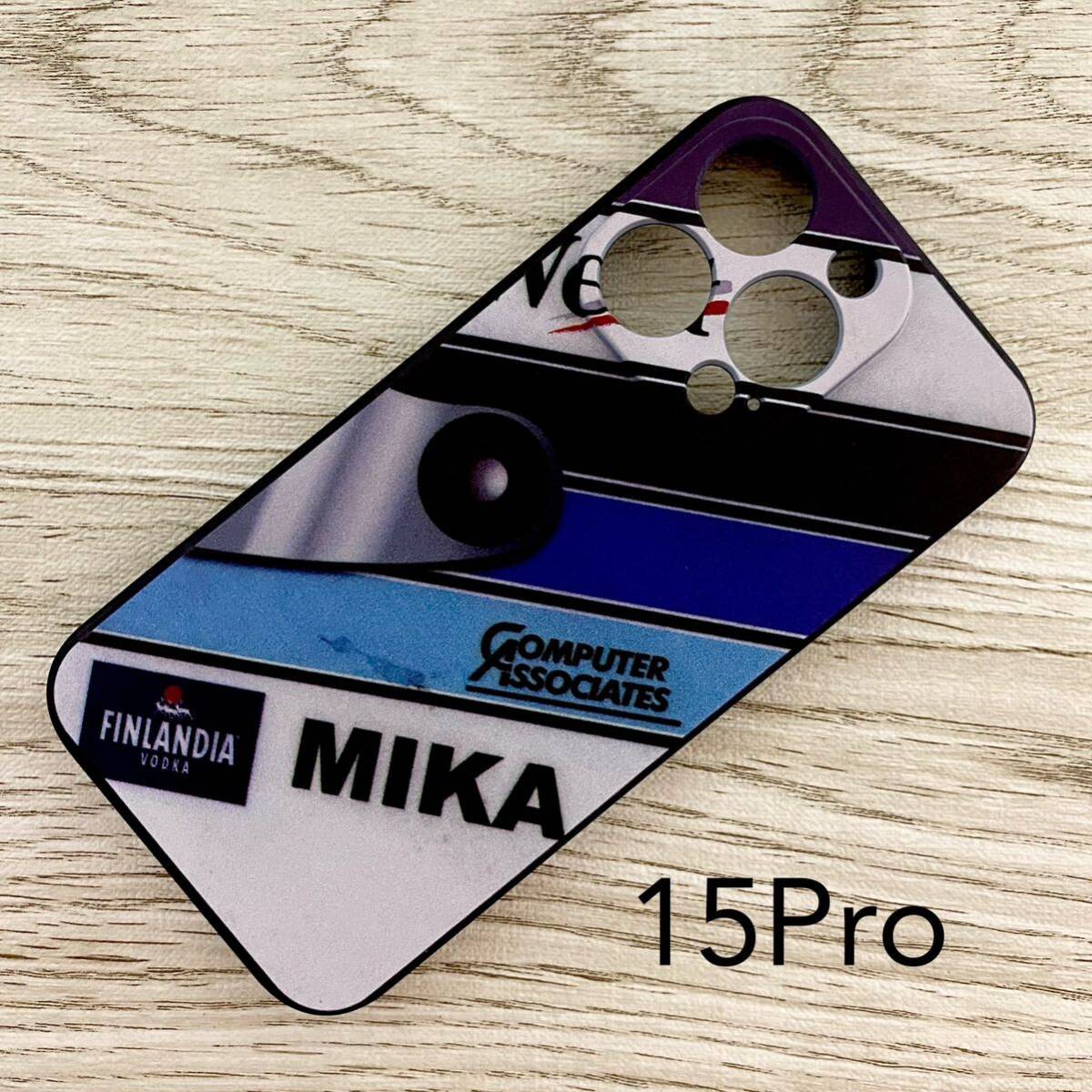 ミカ・ハッキネン ヘルメット デザイン iPhone 15 Pro ケース F1 マクラーレン メルセデス スマホ拍卖