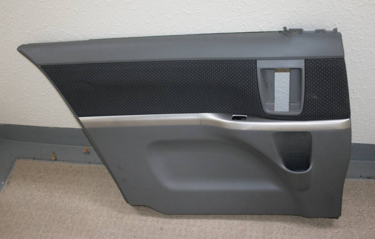 日曜日引取り手渡しのみ アイシス 左後ろドア内張 内装 D7614-26300 LH拍卖