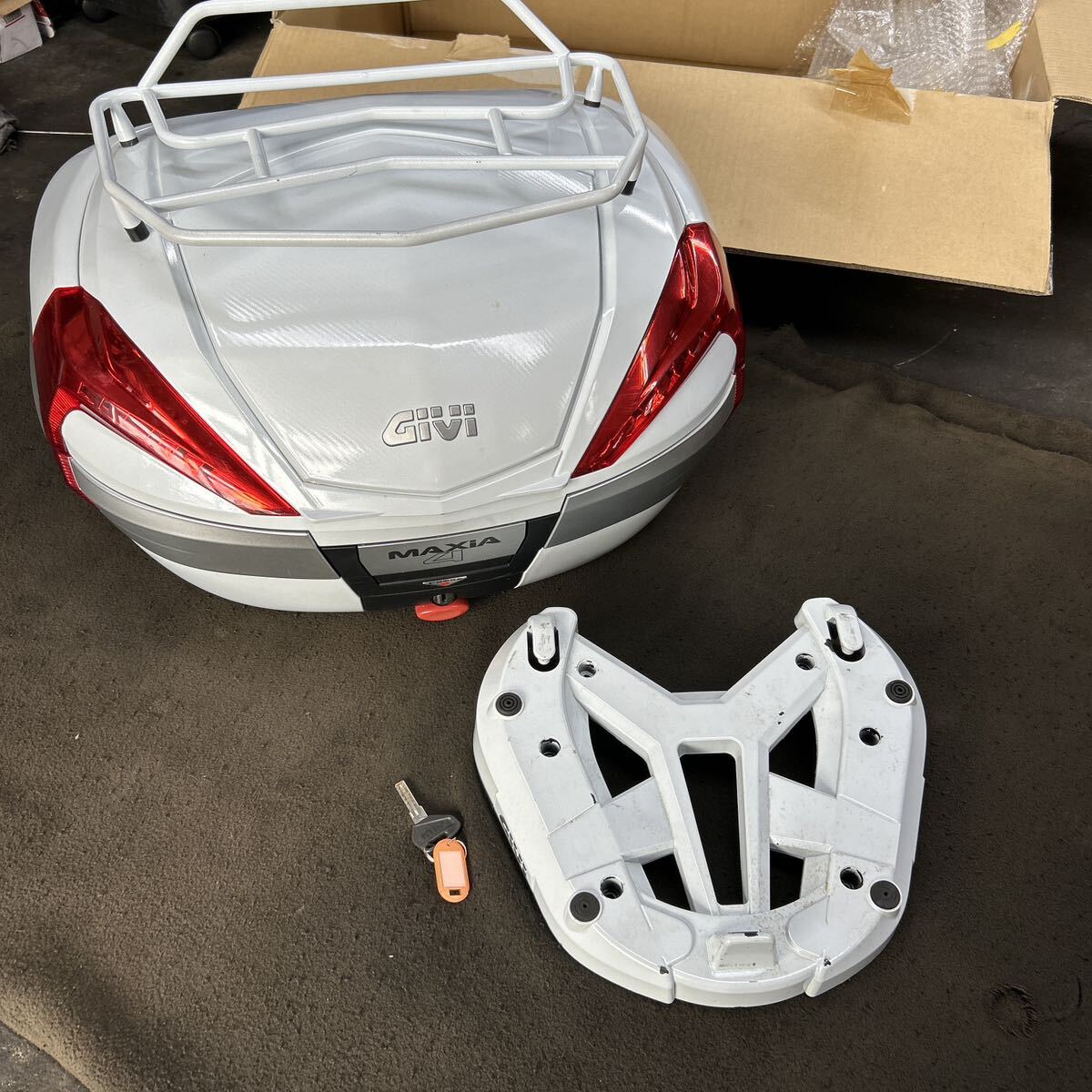 GIVI モノキーV56 MAXIA4 トップケース パールホワイト色 リアボックス メタルプロアクティブグリル・ベース付拍卖