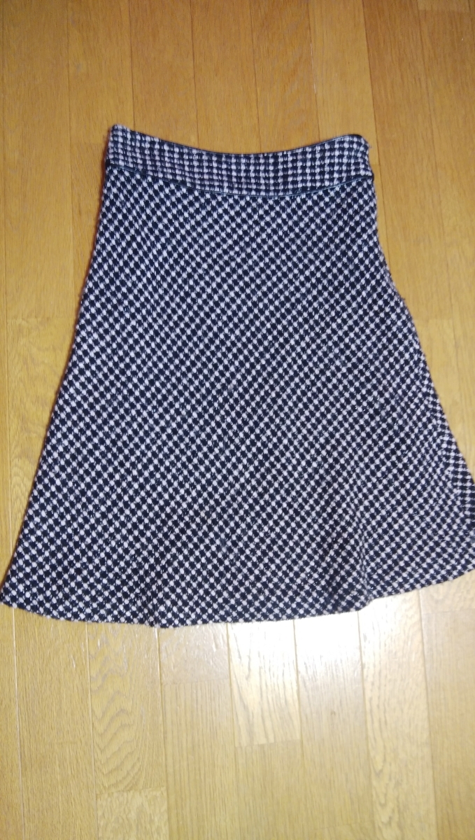 美品 黒ピンクチェック シルエットがきれいなフレアースカート ウエスト61センチ拍卖