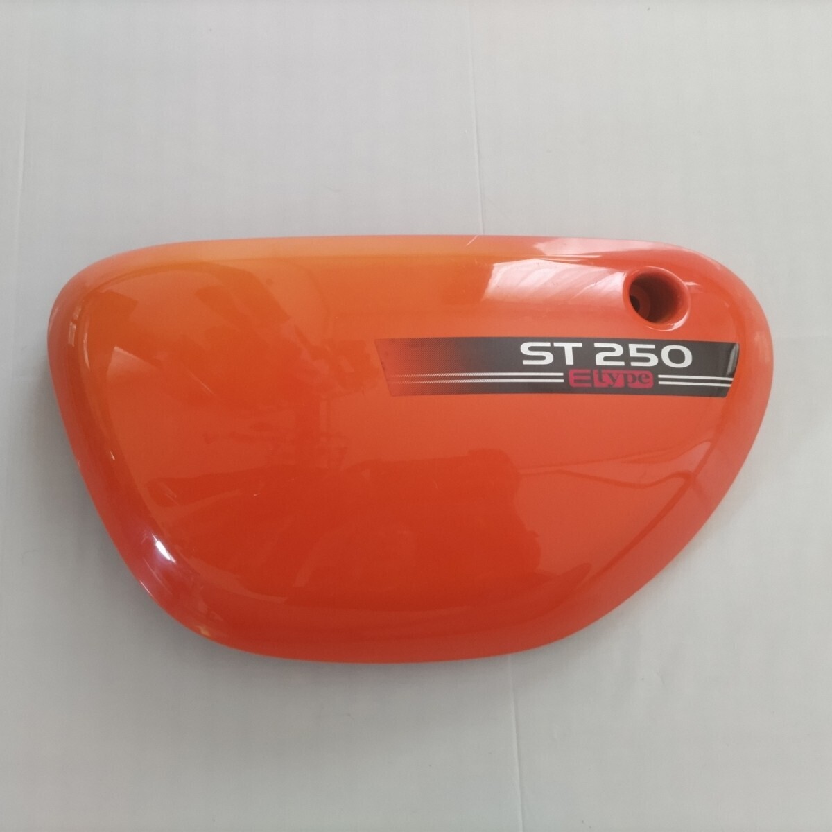 横浜発 ST 250 E type サイド カバー スズキ SUZUKI ST250 刻印 47211−26G00 割れ無し 小傷有ります拍卖