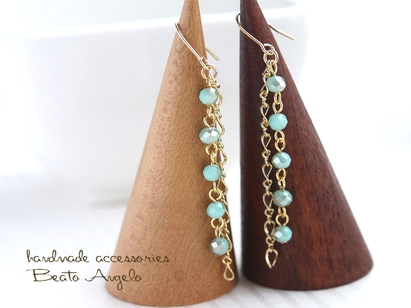 ◆◆+angelo+ボタンカットビーズのフリンジピアス(p-092)ミルキーブルーゴールドシャイン G ライトブルー チタン 樹脂 イヤリング拍卖