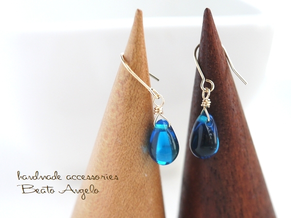 ■+angelo+K14GF チェコドロップのプチピアス(p-376)カプリブルー チタン 樹脂 イヤリング 一粒 シンプル拍卖