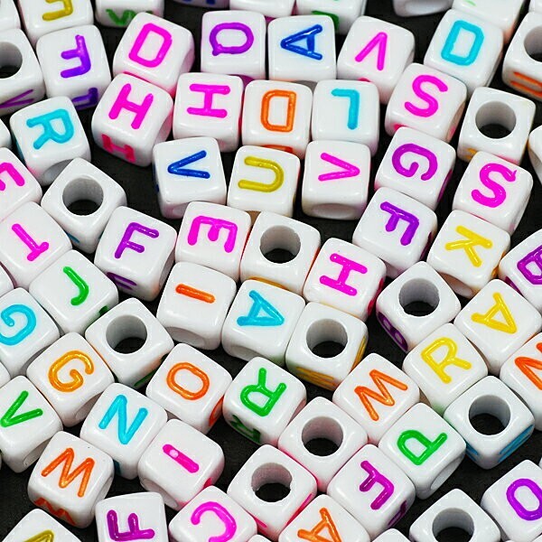 アルファベットビーズ レタービーズ カラー文字 白 6mm キューブ プラビーズ 20グラム入り ミックスパック MIX-C1拍卖