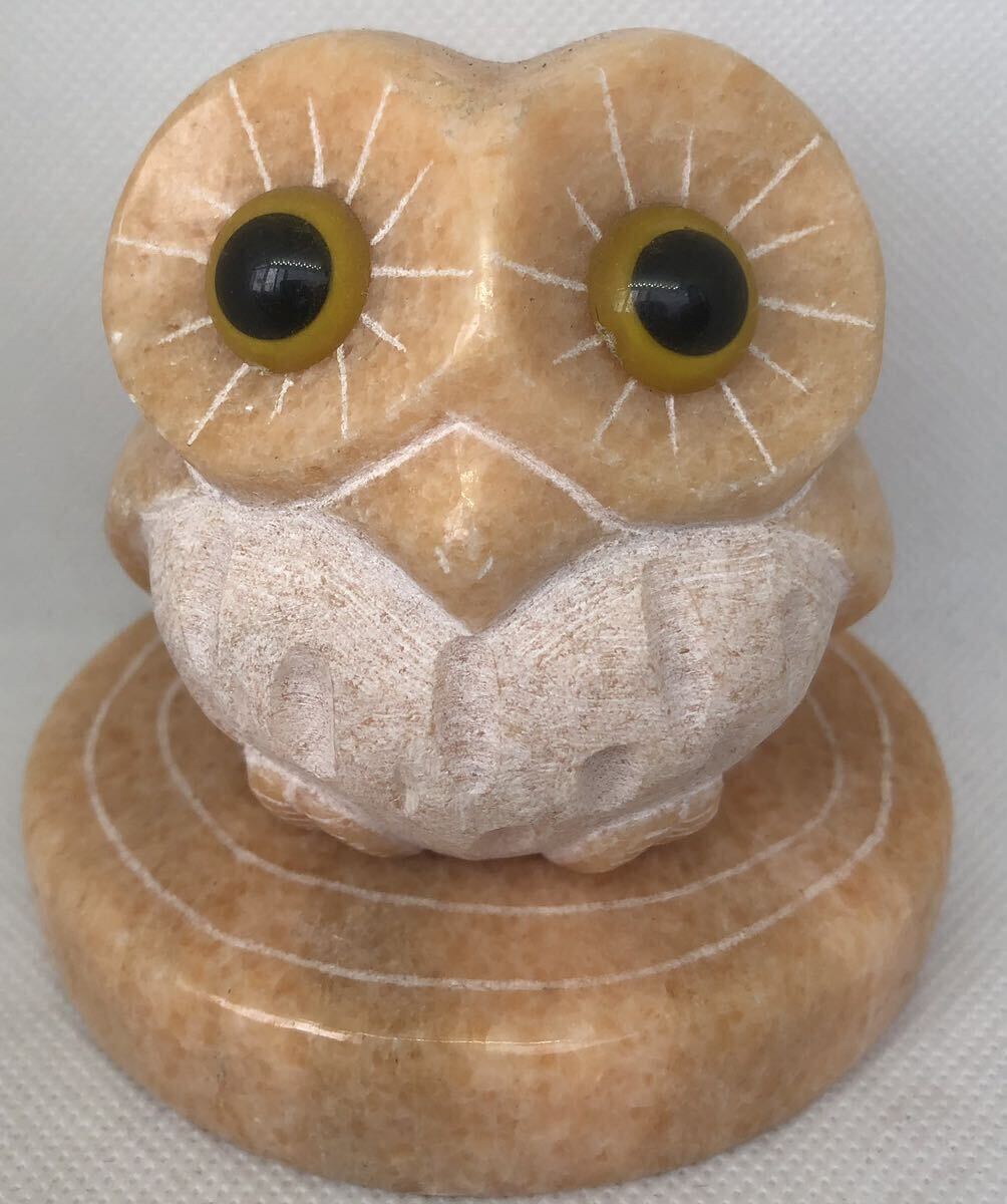 【彫刻】フクロウの置き物Ⅱ/晩霞紅/切り株の台座付き♪〈オブジェやインテリア等にオススメ♪〉【美品】拍卖