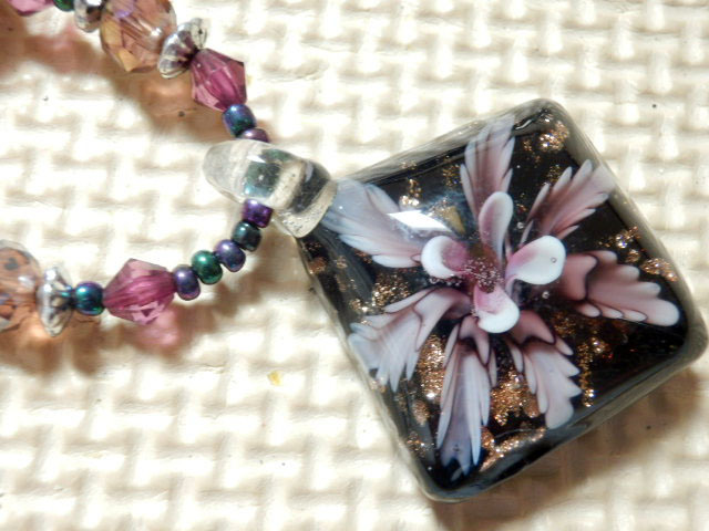 .an398:黒×紫 キレイ 立体 四角いガラス まるで花咲く ビーズ ペンダント アクセサリー ファッション 小物拍卖