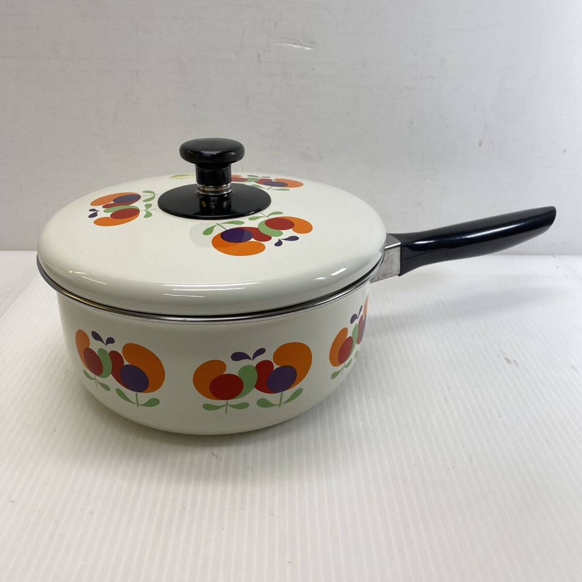 ホーロー 片手鍋 琺瑯 蓋付き 18cm 金属製 レトロ ポップ 花柄 調理器具 料理道具拍卖