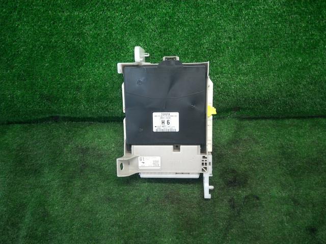 アクア DAA-NHP10 ヒューズボックス S 082拍卖