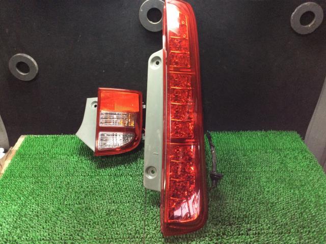 アイシス DBA-ZGM11W 右テールランプ プラタナリミテッド 070 81551-44200/81580-44230拍卖