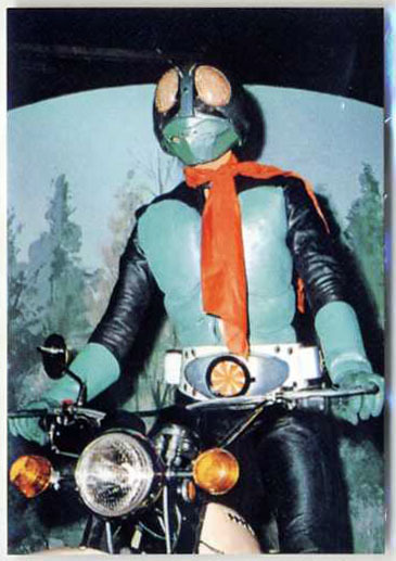 ◆防水 厚紙 カルビー 仮面ライダーチップスカード(1999 復刻版) 48番b・裏面=仮面ライダーとサイクロン号、表面=仮面ライダー・半身拍卖