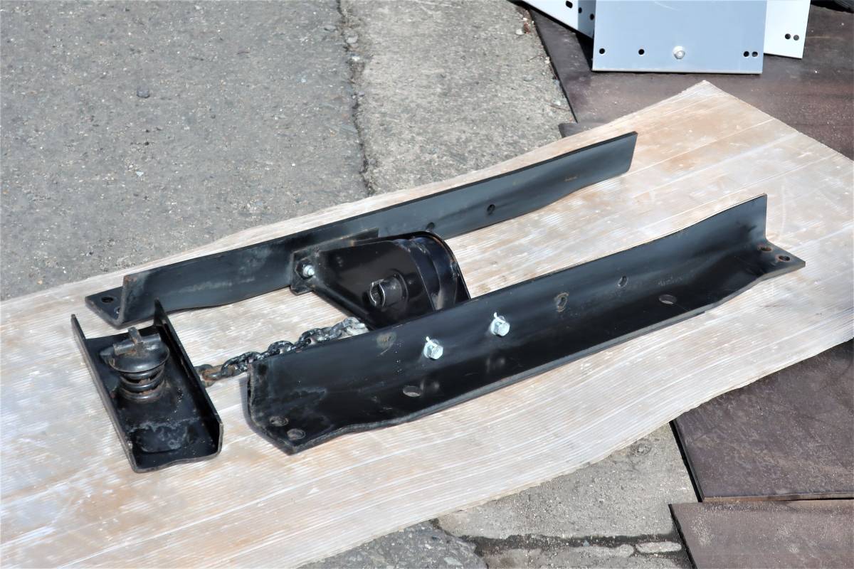 R2 2PG-CYJ77C ISUZU GIGA いすゞ ギガ 4軸低床 スペアタイヤ ハンガー ブラケット Assy 新車外し 野外保管品!NO27拍卖