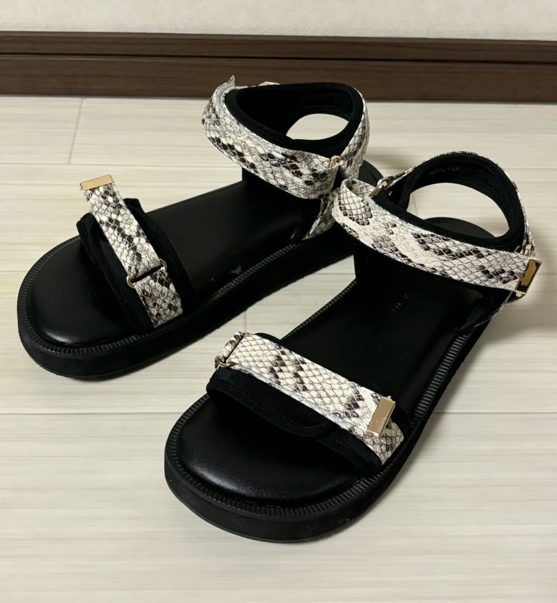 ● 美品 HK WORKS LONDON パイソン ベージュ ブラック レディース スポサン スポーツ サンダル Lサイズ 24.0cm 24.5cm ラバーソール 靴 黒拍卖
