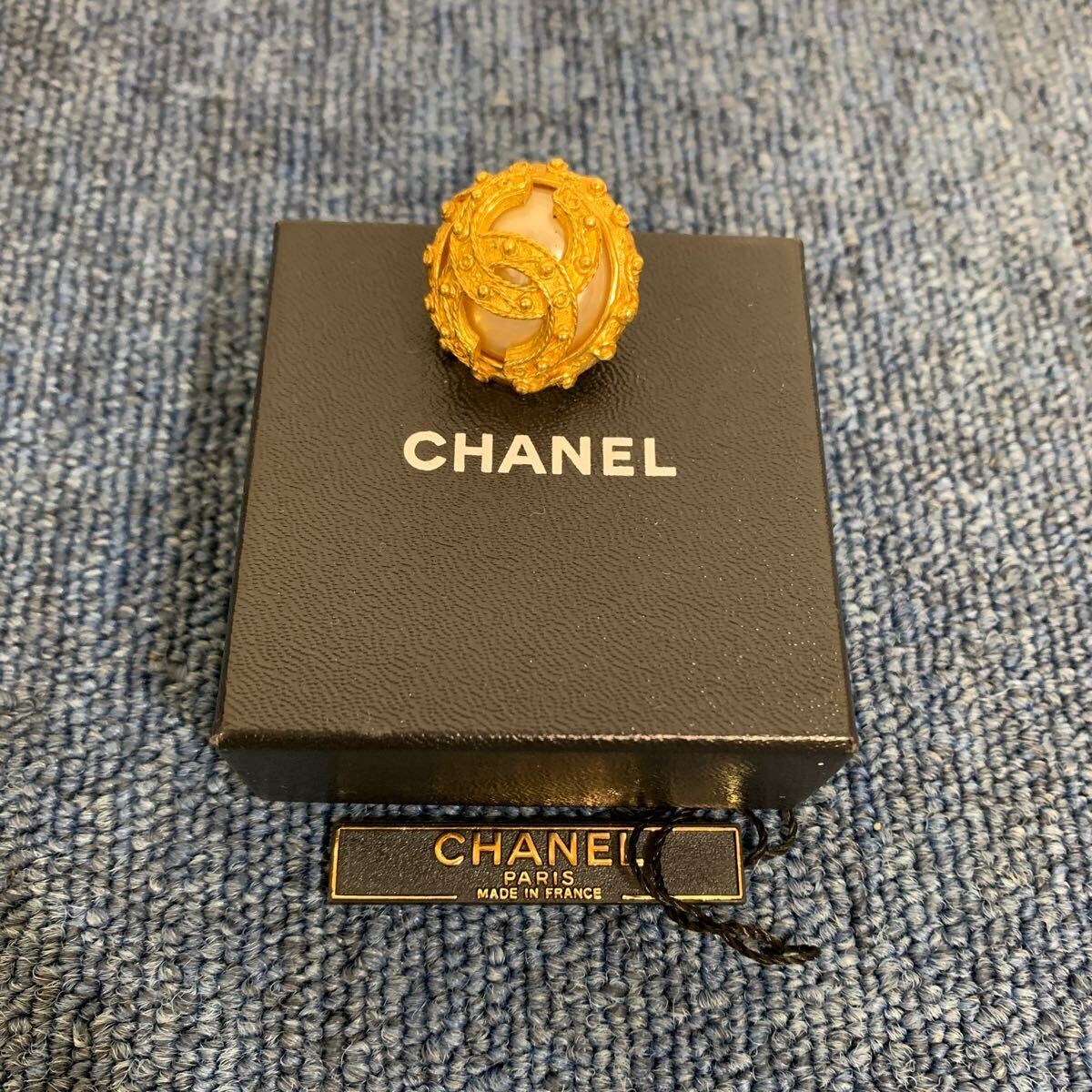 シャネル CHANEL ラウンド型 ココマーク 溶岩 イヤリング ホワイト ゴールド アクセサリー ヴィンテージ 希少 片耳 箱付き 現状 パール系拍卖