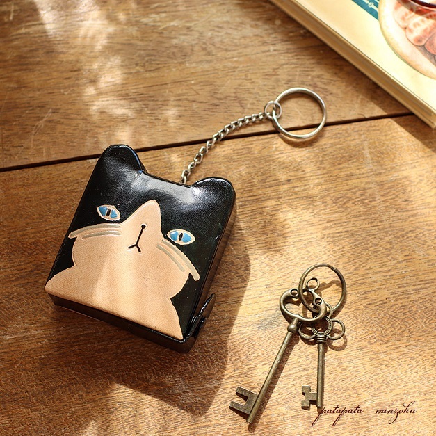 ハチワレ 猫 の キーホルダー ケース ヤンピー ケースチャーム ねこ ネコ はちわれ 小物 雑貨 革拍卖