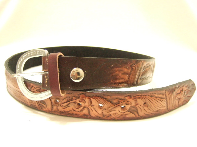 s横浜最新 魅惑の本革レザーベルト 長さ96cm♪馬カントリー柄 蹄鉄型バックル付き ベルト穴有り 送料350円 ξBckξξ ξreξ ξ22拍卖