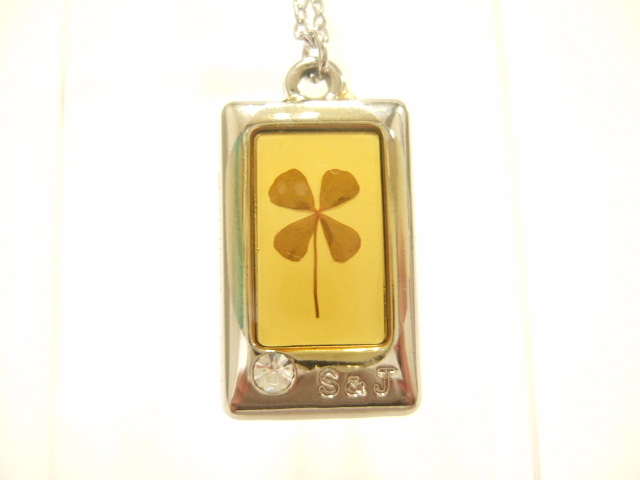 横浜最新 ペンダントクローバー♪魅惑の本物四つ葉ベージュパーツ メンズレディース Clover御守り 送料220円ξbalnξξパーツ部品卸し145拍卖