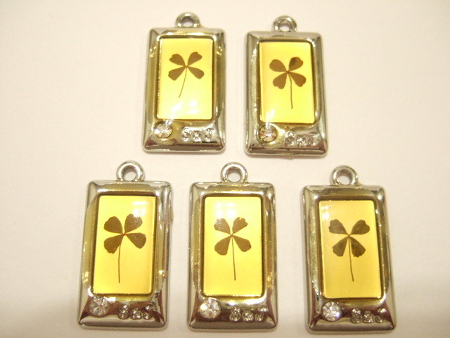 横浜最新 ペンダントクローバー♪魅惑の本物四つ葉ベージュパーツ5個セット Clover御守り 送料220円ξbalnξξパーツ部品卸し145b拍卖