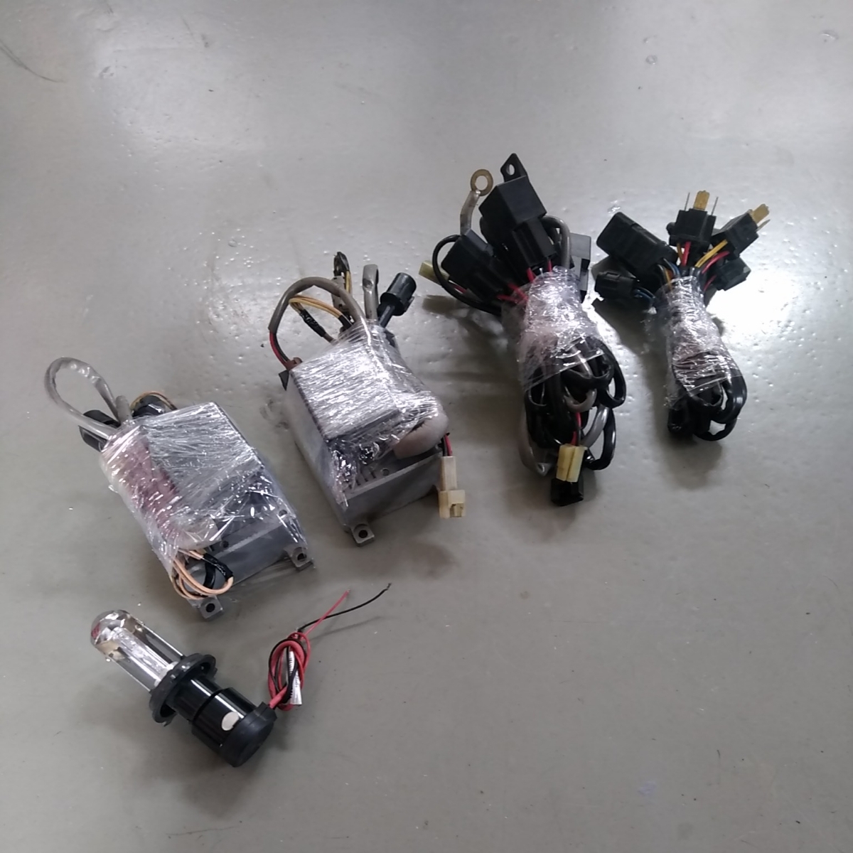 SOLOM★HID H4 12V用・点灯確認済み・バルブ片側のみ・部品取り・カスタム素材拍卖