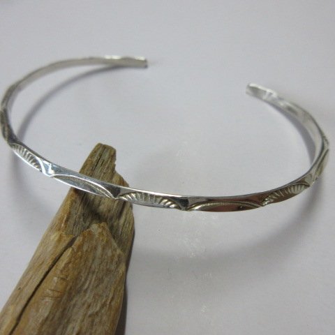 シルバー バングル メンズL トライアングル インディアンジュエリー ナバホ族 Indian Silver id01L g581拍卖