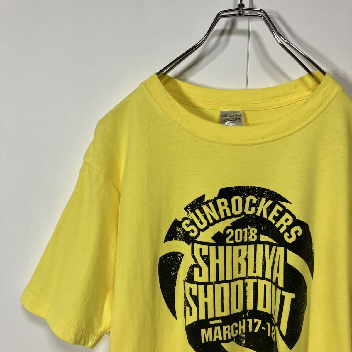 渋谷SUNROCKERS サンロッカーズ 2018 SHOOTOUT ビッグ ロゴ プリント バスケ クルーネック 半袖 Tシャツ 古着 イエロー L拍卖