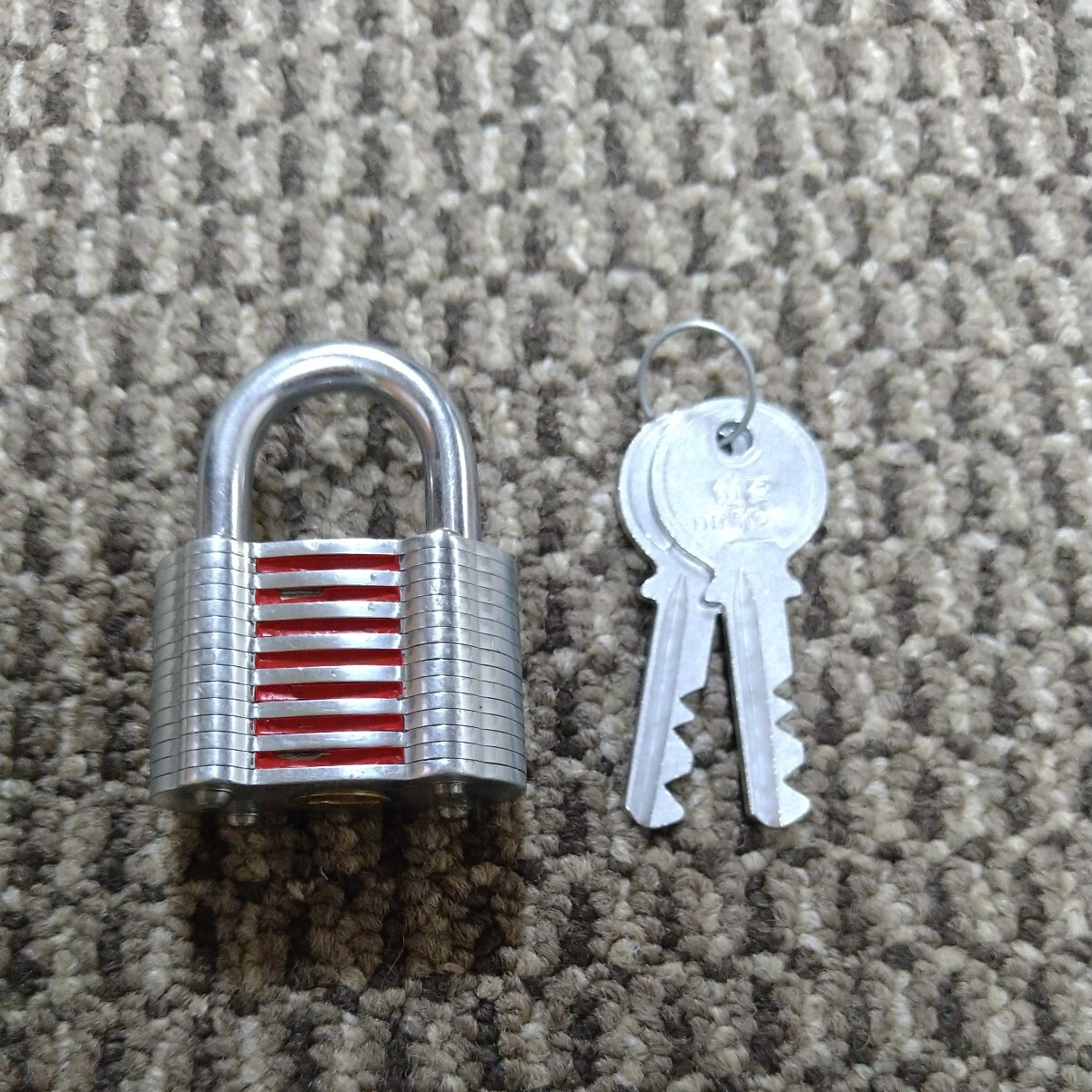 ジャンク品/長期保管品/DIAMOND/南京錠/鍵違い/40mm大/レア品/赤/防犯/セキュリティ対策拍卖