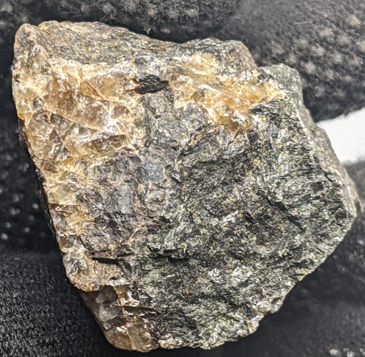 ★灰鉄輝石中の蛍石 原石 天然石 85g no3 フローライト 国産鉱物拍卖