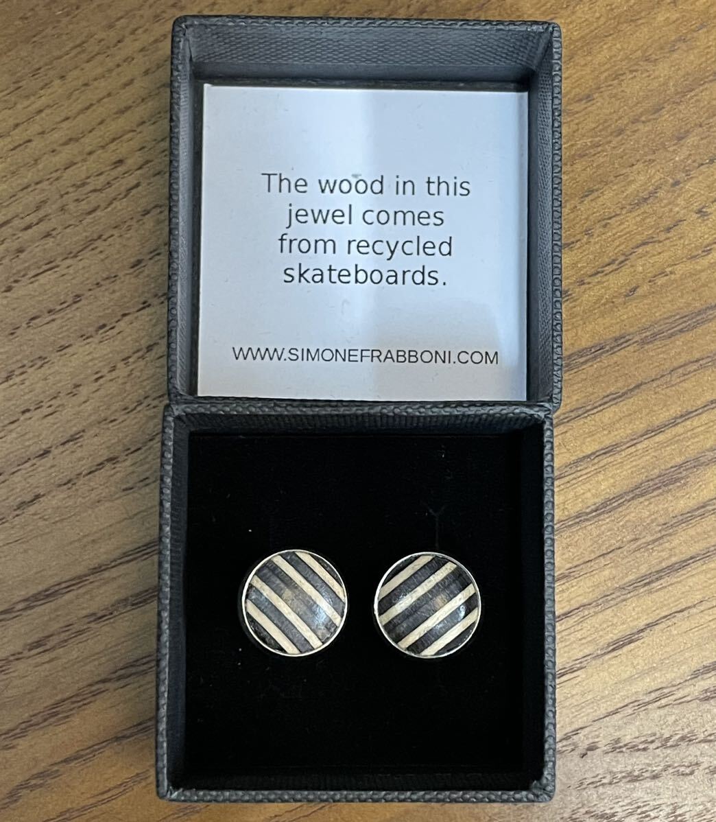 新品 HANDMADE IN ITALY製 SIMONE FRABBONI リサイクル スケートボード カフスボタン モノトーン カフリンクス スケボー ハンドメイド拍卖