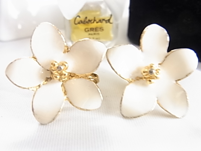 ビンテージ/ヴィンテージ オフホワイトトーンの5弁のお花のデザイン フラワーモチーフがガーリー エナメル装飾 イヤリング▽拍卖