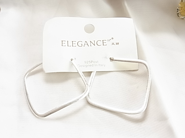 新品未使用品 台紙付き ELEGANCE11° badu Jewelry 925POST イタリー製 薄い銀色トーン マッド系 四角いオープンの大き目ピアス▽拍卖