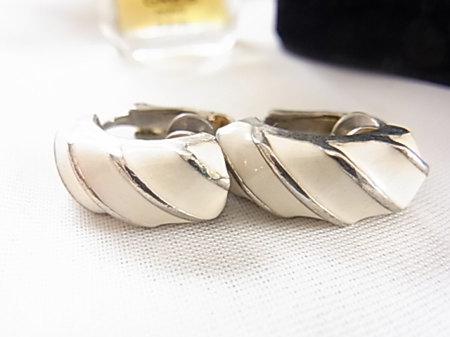 ビンテージ/ヴィンテージ 爽やかな涼し気なホワイトトーン 白色 大人シックなイメージ エナメル装飾のレトロで素敵なイヤリング☆拍卖